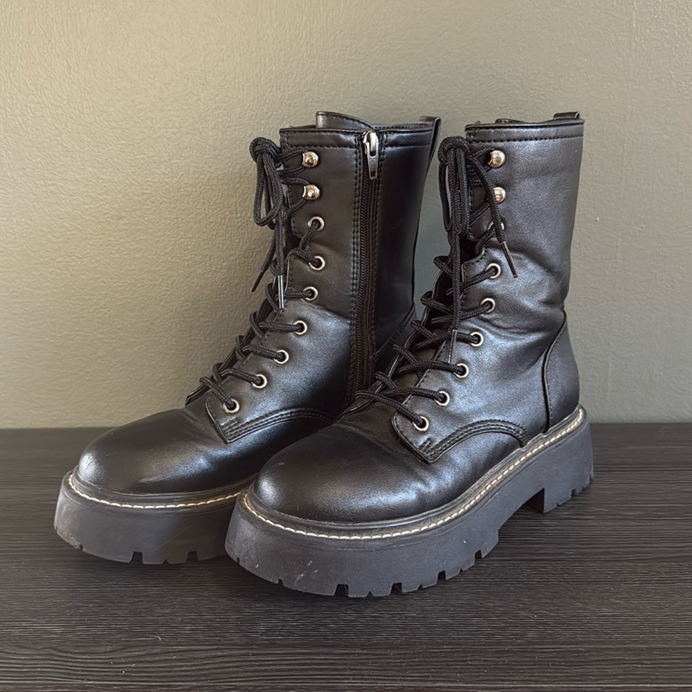 Wild Fable combat boots size 7 with zipper